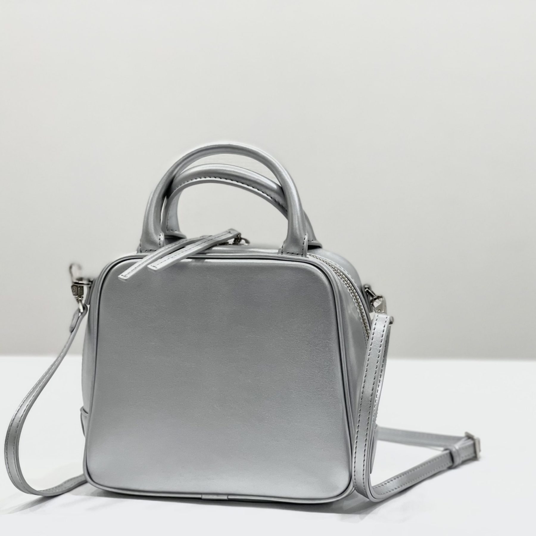 VASICのマディソンミニが入荷！ミニマルなスクエア型のショルダー  