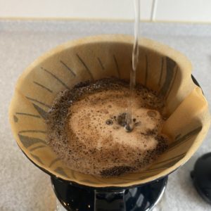 ハンドドリップでコーヒーを入れる