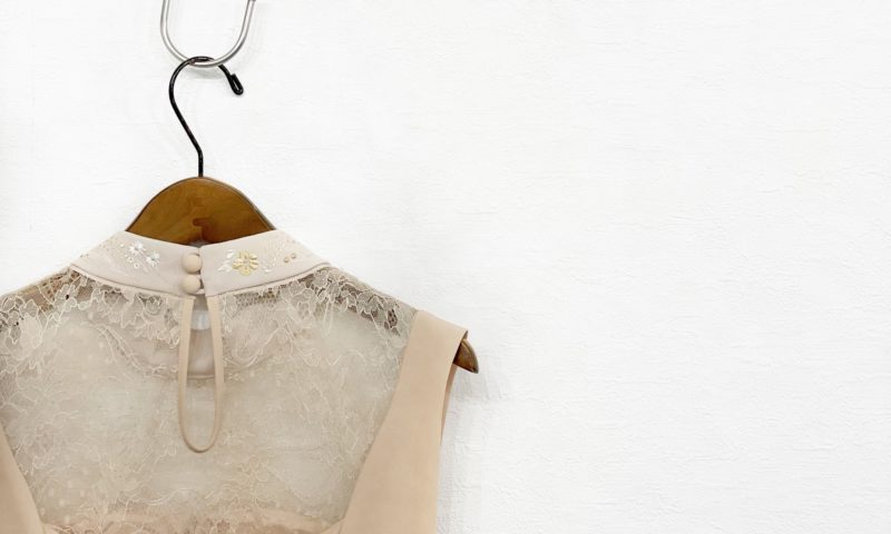 お買取したマメクロゴウチのEmbroidery Collar Sleeveless Dressバック襟元の写真