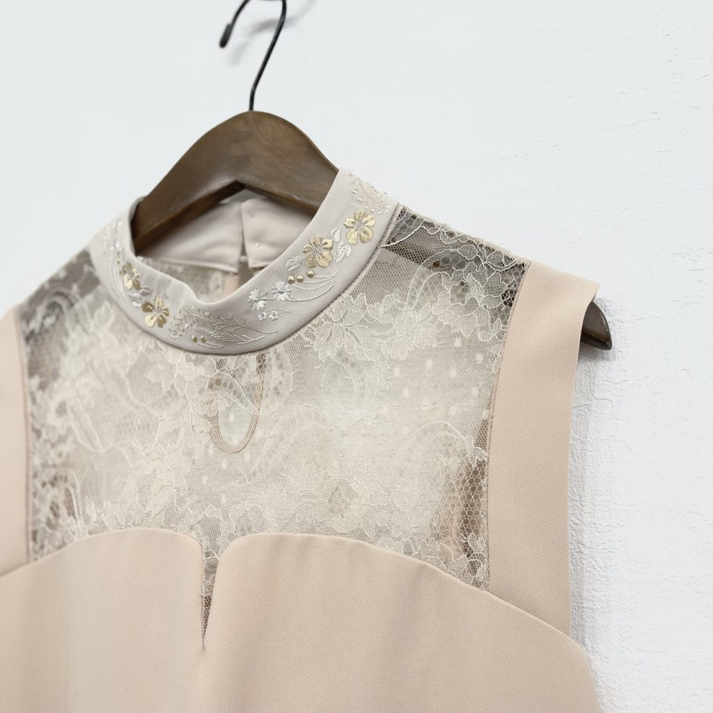 お買取したマメクロゴウチのEmbroidery Collar Sleeveless Dressフロント襟元の写真
