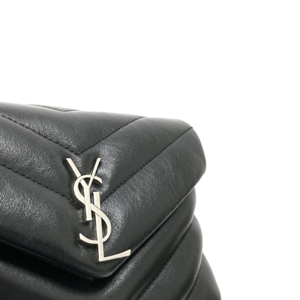 サンローランのYSL POUCH MONOGRAMMEクラシカルなムードのモノグラムYSL