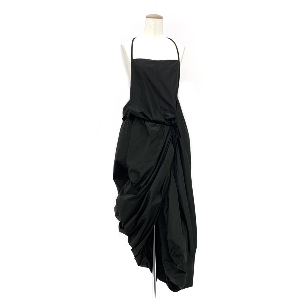 フミカウチダのBALLOON APRON DRESSは布紐がついているのでシルエットの変化も楽しめる