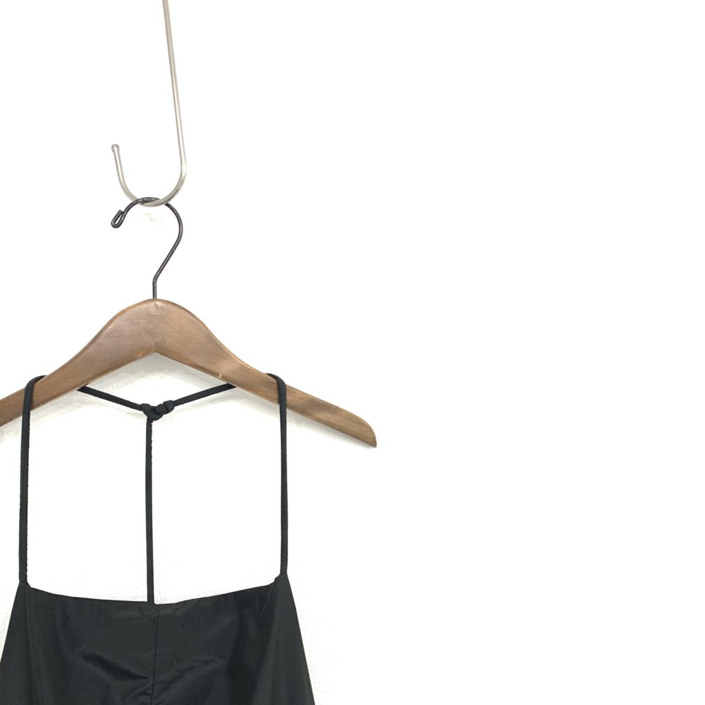 フミカウチダのBALLOON APRON DRESS華奢なストラップ