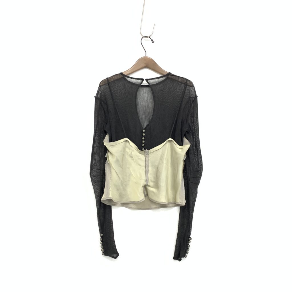フミカウチダTulle Satin CUT-OUT TOP背中にはくるみ釦がならぶ
