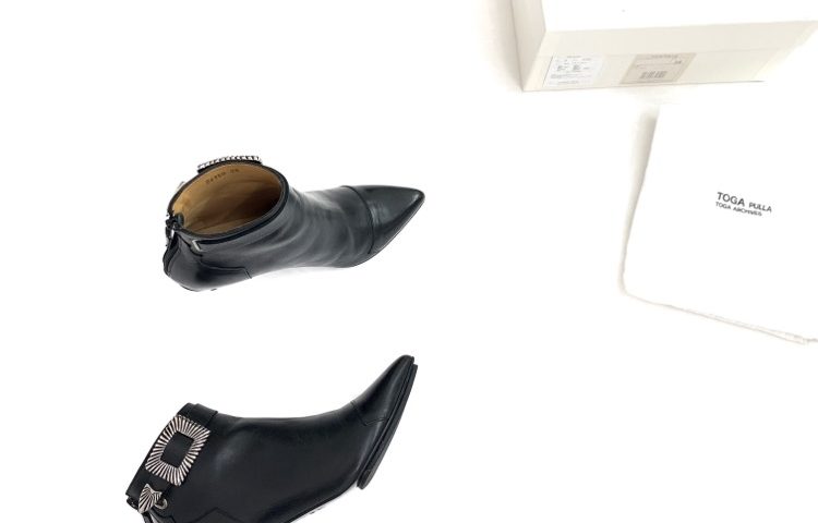 TOGA PULLA トーガ プルラ Metal ankle boots メタルバックル アンクル ブーツ ブーティ ブラック 35 TP52-AJ722メタル使いがスタイリッシュなショートブーツの全体写真です