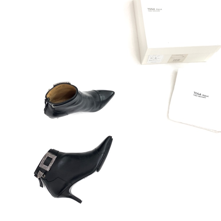 TOGA PULLA トーガ プルラ Metal ankle boots メタルバックル アンクル ブーツ ブーティ ブラック 35 TP52-AJ722メタル使いがスタイリッシュなショートブーツの全体写真です