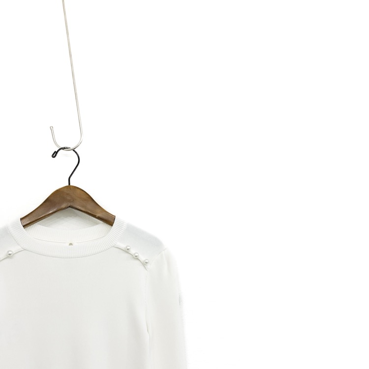 BORDERS at BALCONY ボーダーズ アット バルコニー PEARL ROUND NECK TOP パール リブ セーター ワッペン ホワイト 36 BD2111-1B-47左アップ画像ニット長袖