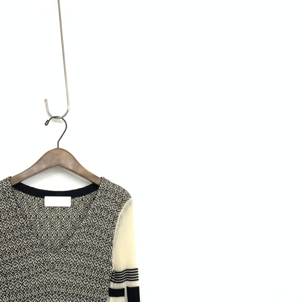 Mame Kurogouchi/マメクロゴウチ Mixed Knitted Fabric Peplum Dress ブラック/2 MM20PS-KN717 定価75,000円/2020SS襟元アップのVネックがデコルテを美しく見せる前アップ画像です