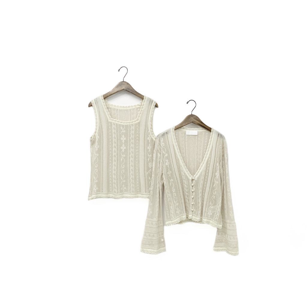 Mame Kurogouchi マメクロゴウチ Traditional Curtain Lace Knitted Cardigan ニット カーディガン ベージュ 1 MM21SS-KN030、Mame Kurogouchi マメクロゴウチ Traditional Curtain Lace Knitted Top ノースリーブ ニットトップス ベージュ 1 MM21SS-KN031前全体画像です
